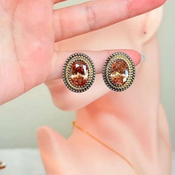 ⚜️ Elegant Gold and Brown Oval Clip-On Earrings - Picture 3 of 7